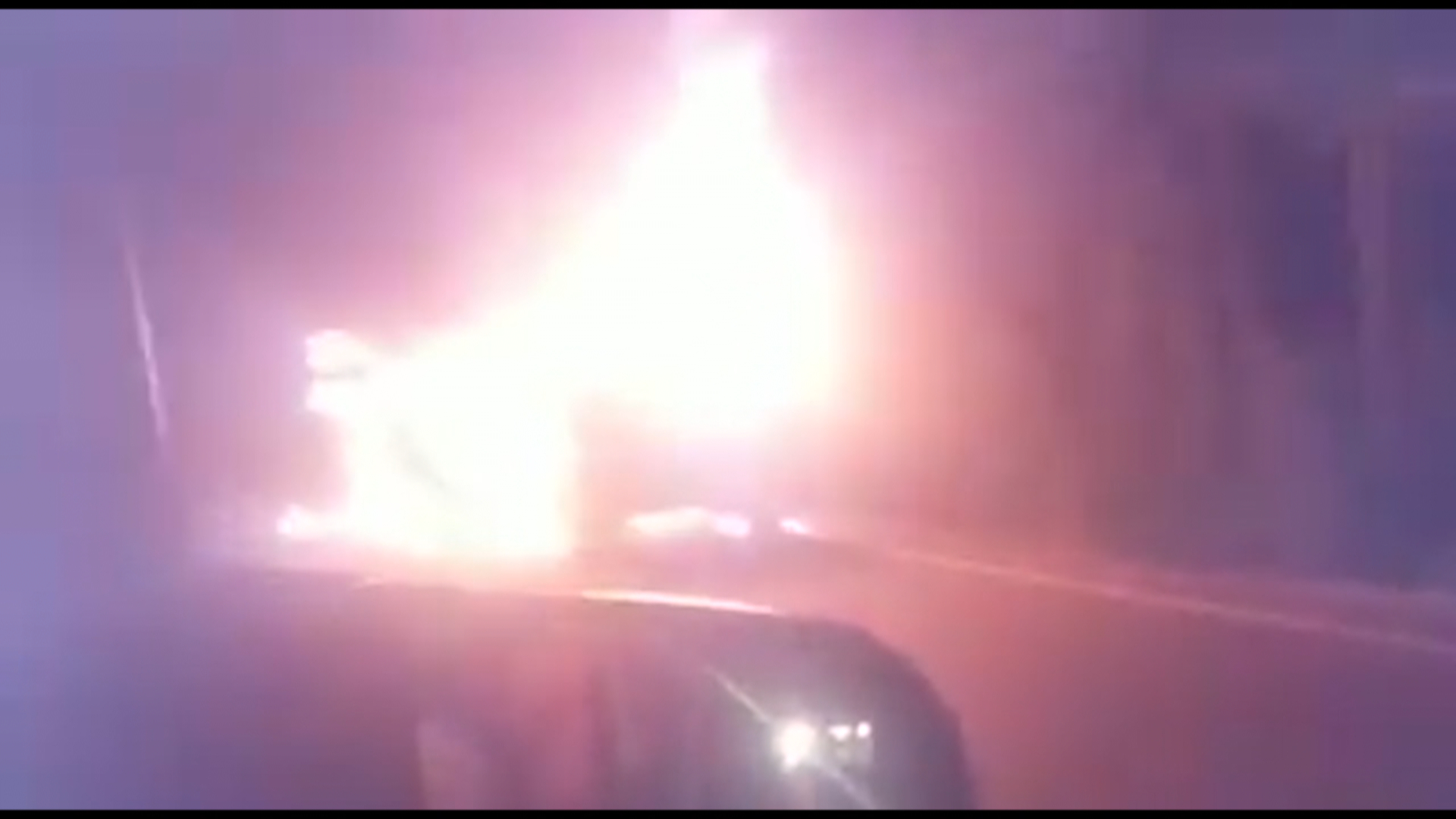 Falha mecânica: carro pega fogo em rodovia